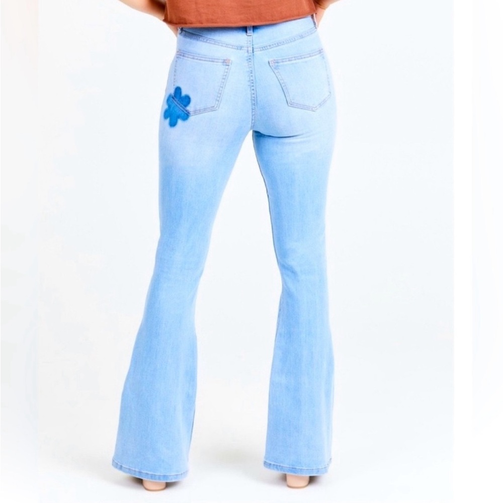 Altar’d State Woman’s Daisy Flared Jean Size 26/3